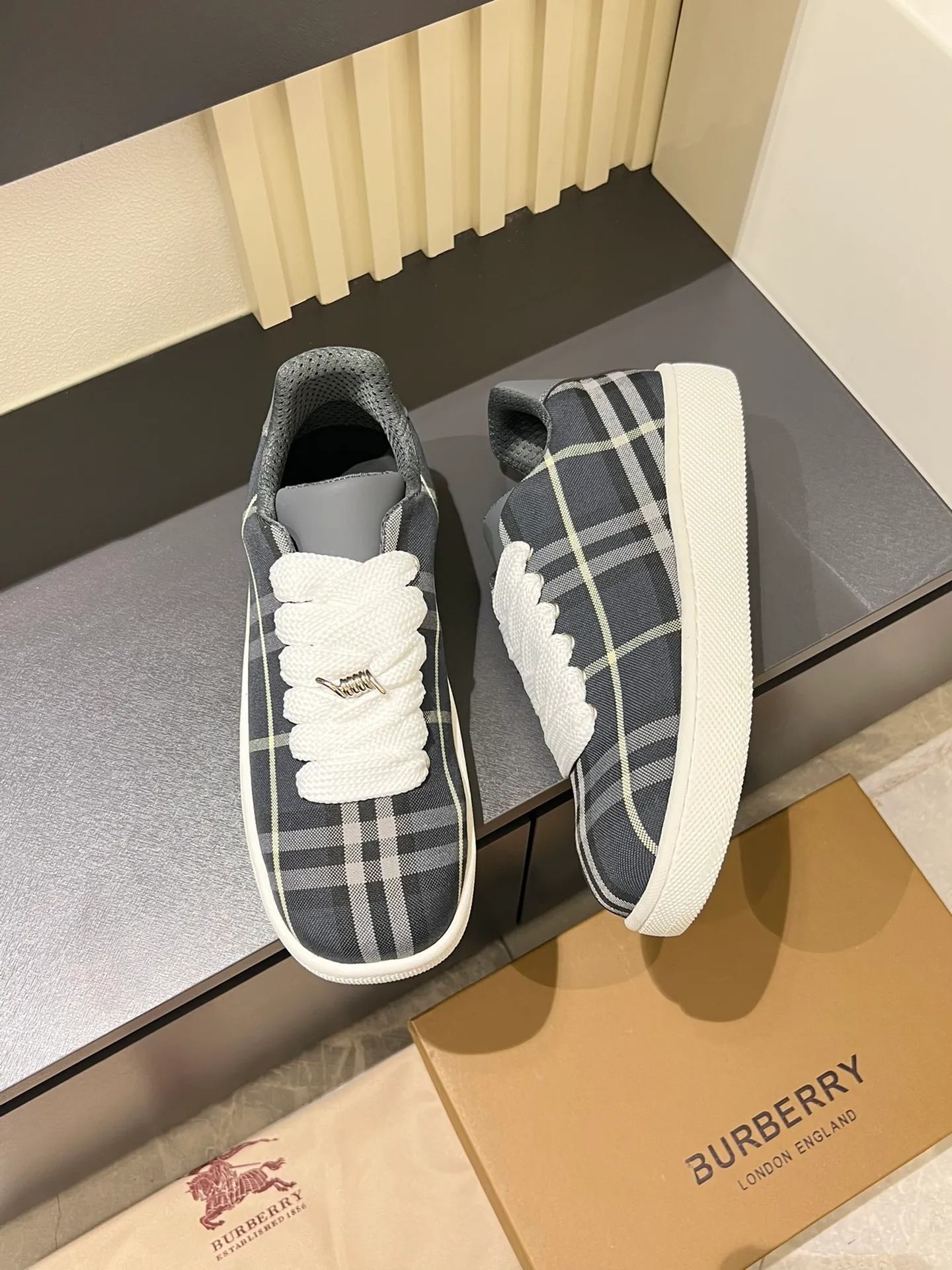 Men's shoes 💰p380 "Burberr*" new thick-soled men's casual sports shoes, cool sneakers and bread shoes, originally purchased and developed, the top version of Box series sports shoes, made of smooth calfskin fabric, embellished with embossed Equestrian Knight logo (EKD). Made of mesh lining, the laces are decorated with metal coils, the rubber soles are decorated with the Burberry letter logo, and the original molded 3.5CM two-color T men's shoes 💰pU outsole! Male 38-44 (45 customized)